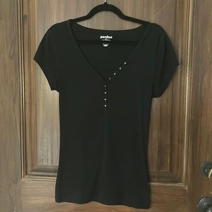 Flattering black tshirt with v-neck and buttons
